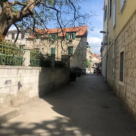 דירה Old Town House Manosa